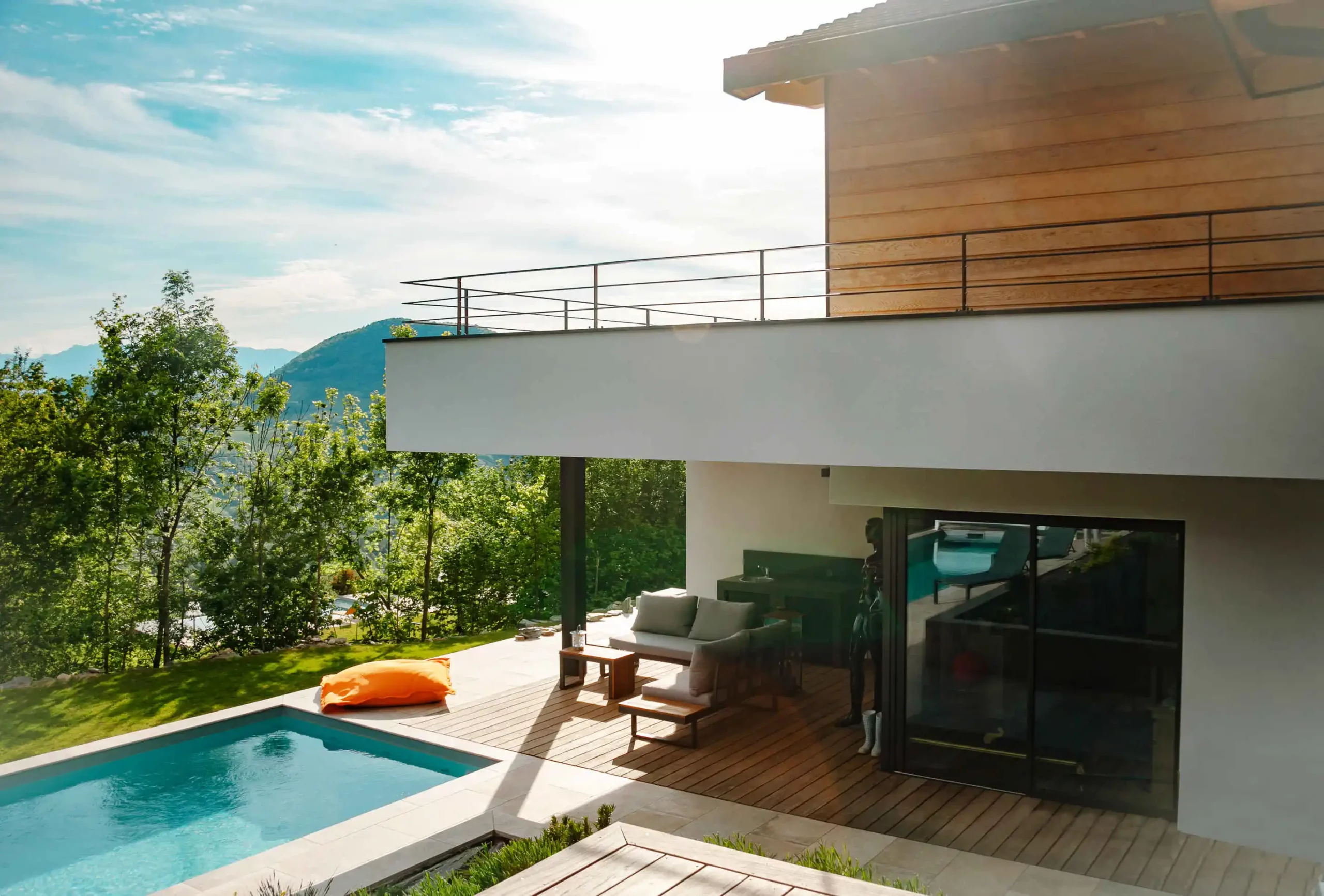 Maison contemporaine avec piscine et vue montagne