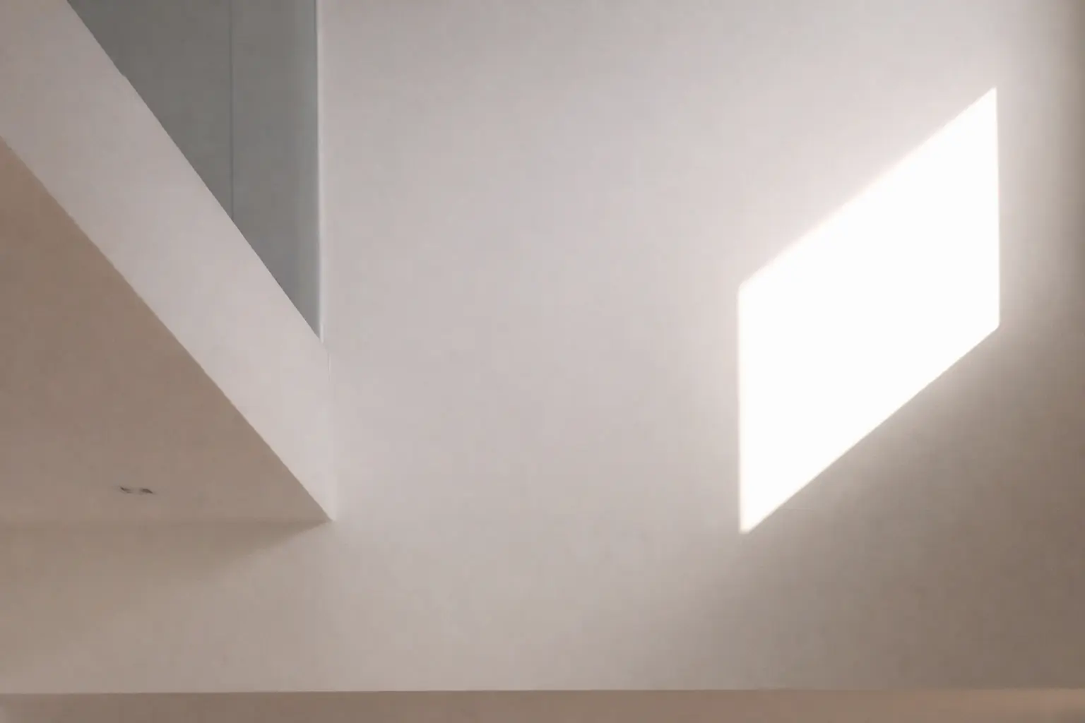 Jeu de lumière naturelle dans un intérieur contemporain